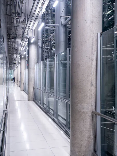 Große Fenster Die Tageslicht Bürogebäude Auf Moderne Glasgebäude Innenkorridor — Stockfoto