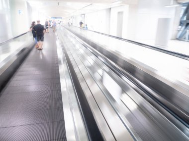 Havaalanında bulanık iş adamları ile skywalk