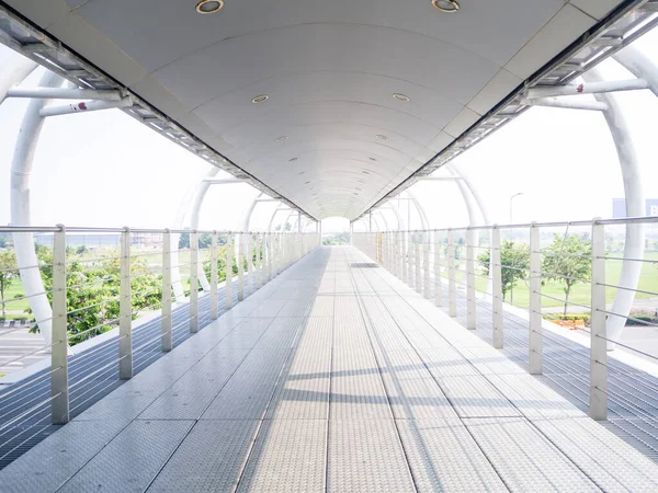 Straatbrug Het Een Moderne Voetgangersbrug — Stockfoto