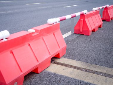 Modern bir caddede plastik yol çiti