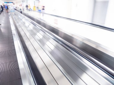 Havaalanında bulanık iş adamları ile skywalk