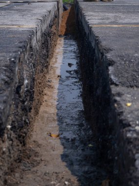 Yolun kenarına beton borular kuruluyor.