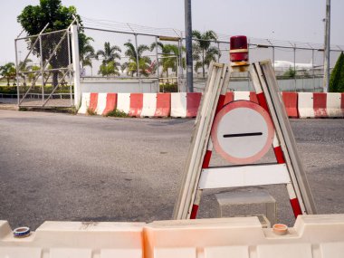 Modern bir caddede plastik yol çiti