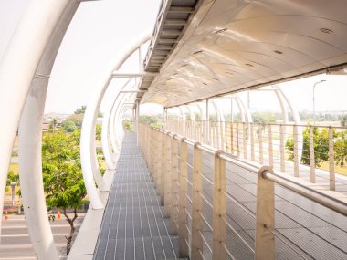 Sokak Köprüsü. Modern bir yaya köprüsü.