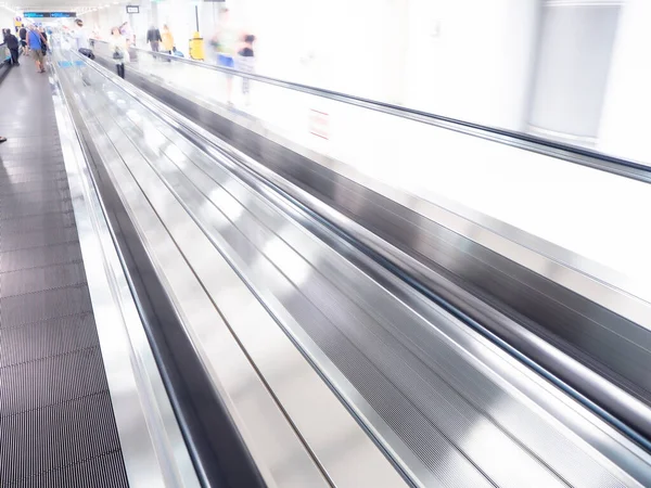 Der Skywalk Mit Verschwommenen Geschäftsleuten Flughafen — Stockfoto