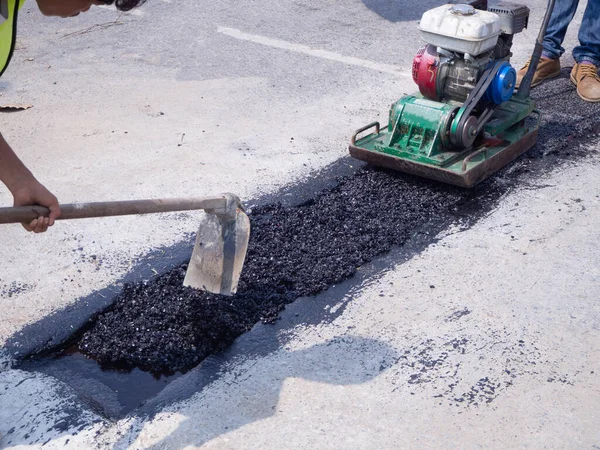 Trabajador Utiliza Compactador Placa Vibratoria Compactando Asfalto Reparación Carreteras — Foto de Stock