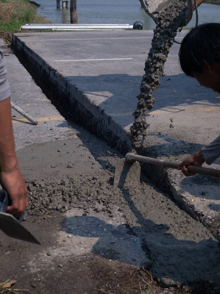 Los Constructores Verter Cemento Durante Actualización Calle Residencial — Foto de Stock