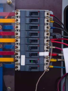 Bir üretim bandı fabrikasında elektrik paneli. Denetimler ve anahtarlar.