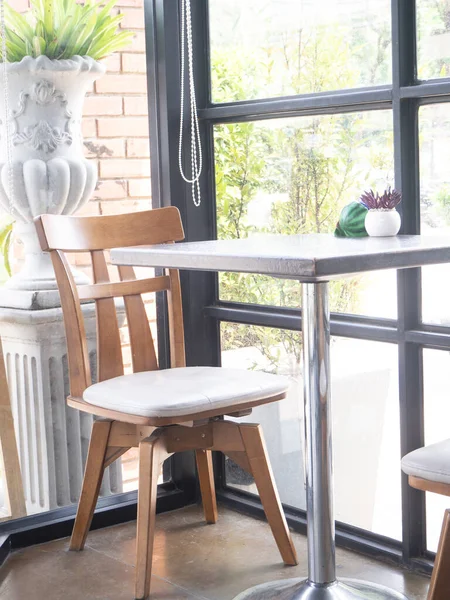 Tuğla Kafeli Barlı Bir Kafe Cam Pencerelerin Yanında Sıra Sıra — Stok fotoğraf