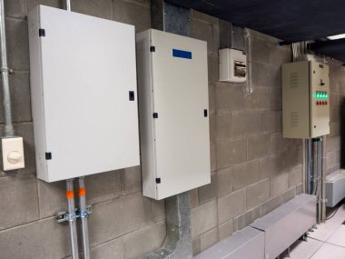 Kontrol için birçok renk düğmesi olan elektrik kontrol paneli dolapları elektrik sistemi devresi yüklendi