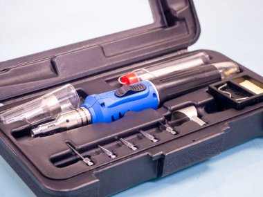 Siyah kutudaki gaz lehimleme demiri beyaz arka planda izole edildi.