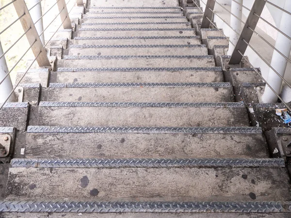 Escalera Para Descender Desde Pasarela Paso Elevado Hormigón Para Cruzar — Foto de Stock