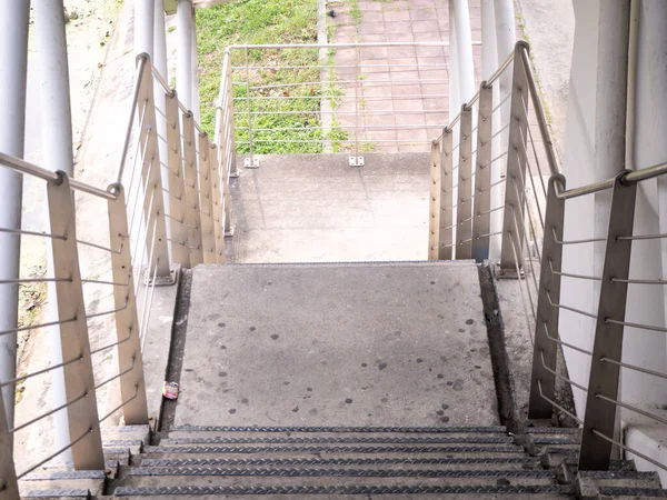 Escalera Para Descender Desde Pasarela Paso Elevado Hormigón Para Cruzar —  Fotos de Stock