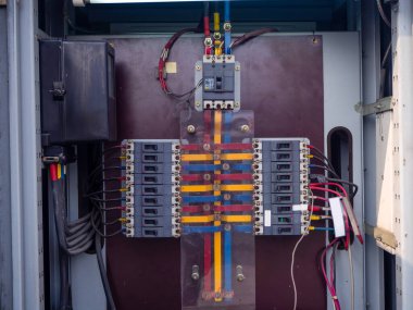 Bir üretim bandı fabrikasında elektrik paneli. Denetimler ve anahtarlar.