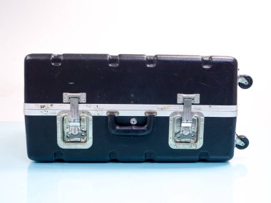 Beyaz arkaplanda izole edilmiş klasik bavul.