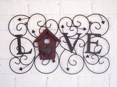 Love Hart etiket tahtası olan beyaz duvar soyut arkaplan