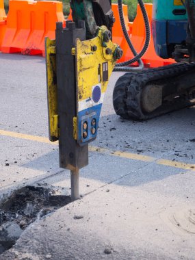 Yol inşaat saha ekskavatörü