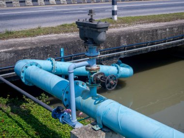 Büyük mavi boruların kontrol düğmeleri