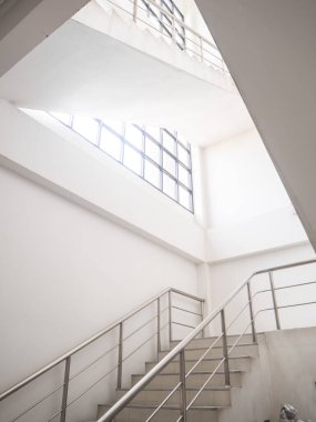 Modern binada acil çıkış, merdiven.