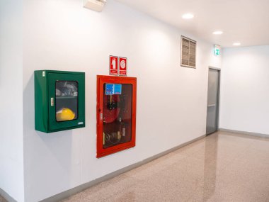 Yangın söndürme dolabı yangını önlemek için ofis binasında.