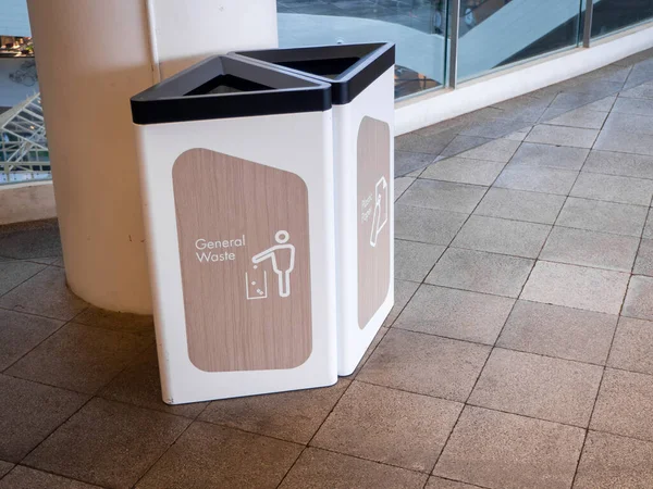 Papierkorb Einkaufszentrum Müllcontainer Mit Symbolen Des Recyclings — Stockfoto