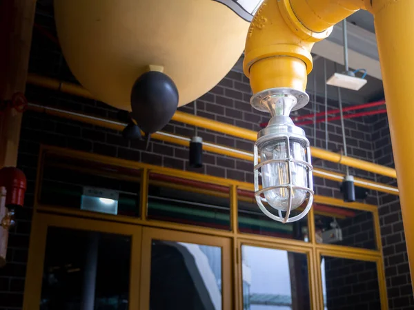 阁楼风格的灯泡在窗户附近发光 咖啡店内部 — 图库照片