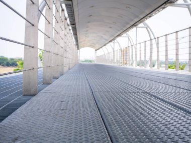 Sokak Köprüsü. Modern bir yaya köprüsü.