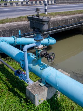 Büyük mavi boruların kontrol düğmeleri