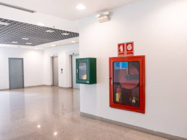 Yangın söndürme dolabı yangını önlemek için ofis binasında.