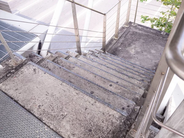 Treppe Zum Abstieg Von Der Fußgängerbrücke Die Betonüberführung Zum Überqueren — Stockfoto