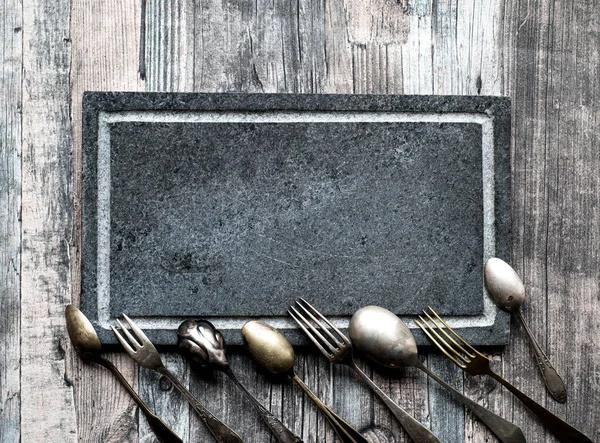 Γκρι Blackboard για το κείμενό σας, vintage πιρούνι και μαχαίρι σε ένα ξύλο — Φωτογραφία Αρχείου