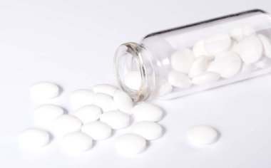 Haplar ilaç şişesinden döküldü. İlaç ve ilaç hapları. Boşluğu kopyala.