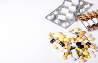 Tıp hapları daha iyi sağlık için paketi. Medicine.Pills ve ahşap masa üzerinde alüminyum kap içinde kapsüller. Masanın üzerinde yatan çok çeşitli hap. Uyuşturucu Closeup yığını.