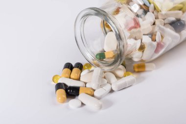 Haplar ilaç şişesinden döküldü. İlaç ve ilaç hapları.