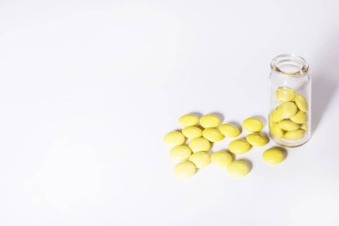 Haplar ilaç şişesinden döküldü. İlaç ve ilaç hapları. Boşluğu kopyala.