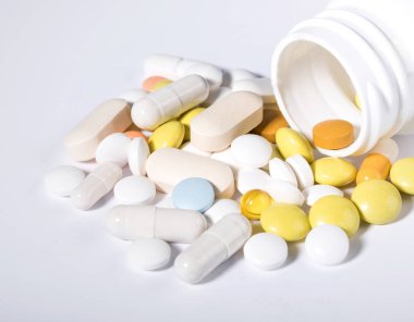 Haplar ilaç şişesinden döküldü. İlaç ve ilaç hapları. Boşluğu kopyala.