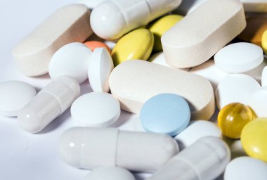 Bir sürü ilaç, hap, tablet, su toplayan paketlerdeki kapsüller, seçici odaklı makro fotoğraf. Tıbbi eczane geçmişi. Boşluğu kopyala.