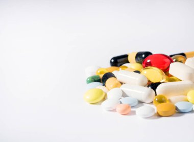 Beyaz arka planda ilaçlar. Sağlık hizmetleri kavramı. Boşluğu kopyala.