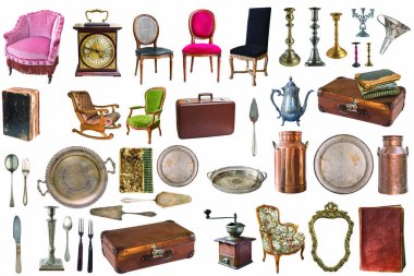 Muazzam miktarda, eski, harika, antika eşyalar. Eski tabaklar, eşyalar, çaydanlıklar, sandalyeler, kitaplar, kahve öğütücüsü, şamdanlar, resim çerçeveleri. Beyaz arkaplanda izole.