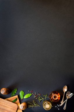 Menü için arka plan. Tahta, antika çatal bıçak, baharatlar ve zeytinyağı. Boşluğu kopyala.
