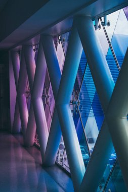 Miami Uluslararası Havaalanı 'nda oldukça renkli mavi ve pembe bir selamlama var.