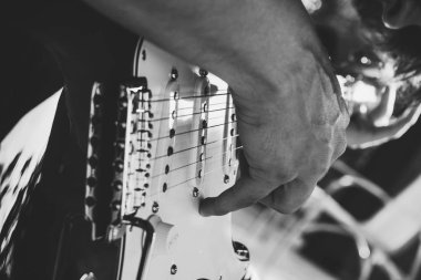 Eletric gitar çalan çocuk