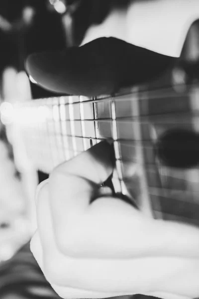 남자 아이가 엘 리터 기타를 연주하는 모습 — 스톡 사진