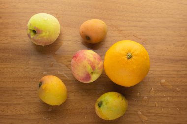 Islak portakal, şeftali ve mango.