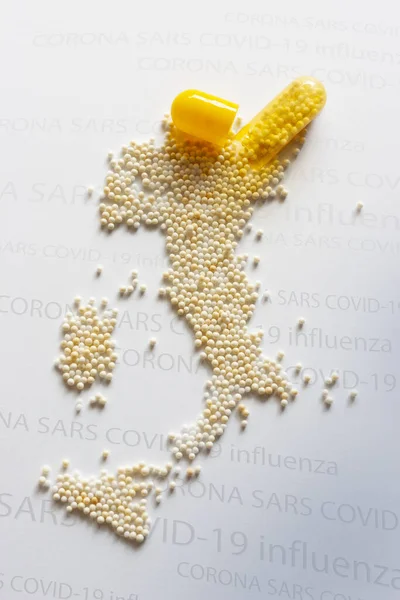 Forma Italia Con Montón Pastillas Amarillas Sobre Fondo Coronavirus Covid1 — Foto de Stock