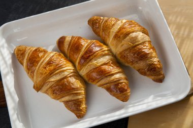 Gri mermer masada taze kruvasanlar, yakın plan.