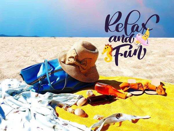 夏休み砂のビーチと青い空のビーチウェア夏服ファッション女性アクセサリー帽子スニーカー赤いドレスサングラスと砂の上のコーヒーカップリラックスした休日旅行熱帯 — ストック写真