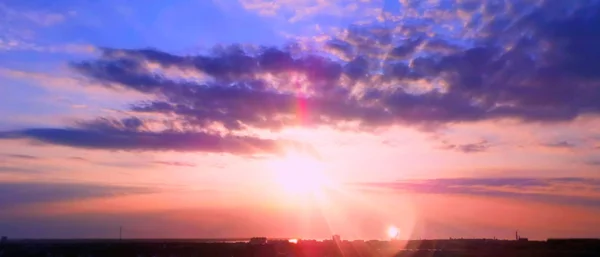 Yaz günbatımını deniz tatil beldesinde, romantik pembe günbatımını deniz sahilinde güneş ışığını yansıtan su dalgalarını ufukta Tallinn Estonya 'da kum kayaları üzerinde yansıtan, Avrupa' ya seyahat eden