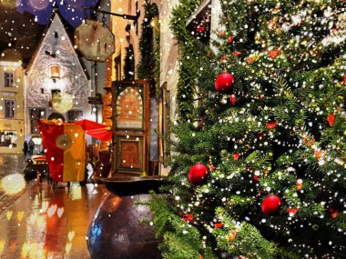 Noel ağacı kırmızı topları, şehir bayramında Tallinn 'de yeni yıl akşamları ve kar taneleri düşüyor. Eski şehir meydanında Noel ağacı süsleme ışıkları, Estonya' nın en iyi kış pazar yeri.