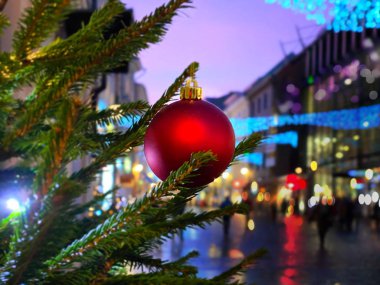 Noel ağacı kırmızı topları, şehir bayramında Tallinn 'de yeni yıl akşamları ve kar taneleri düşüyor. Eski şehir meydanında Noel ağacı süsleme ışıkları, Estonya' nın en iyi kış pazar yeri.